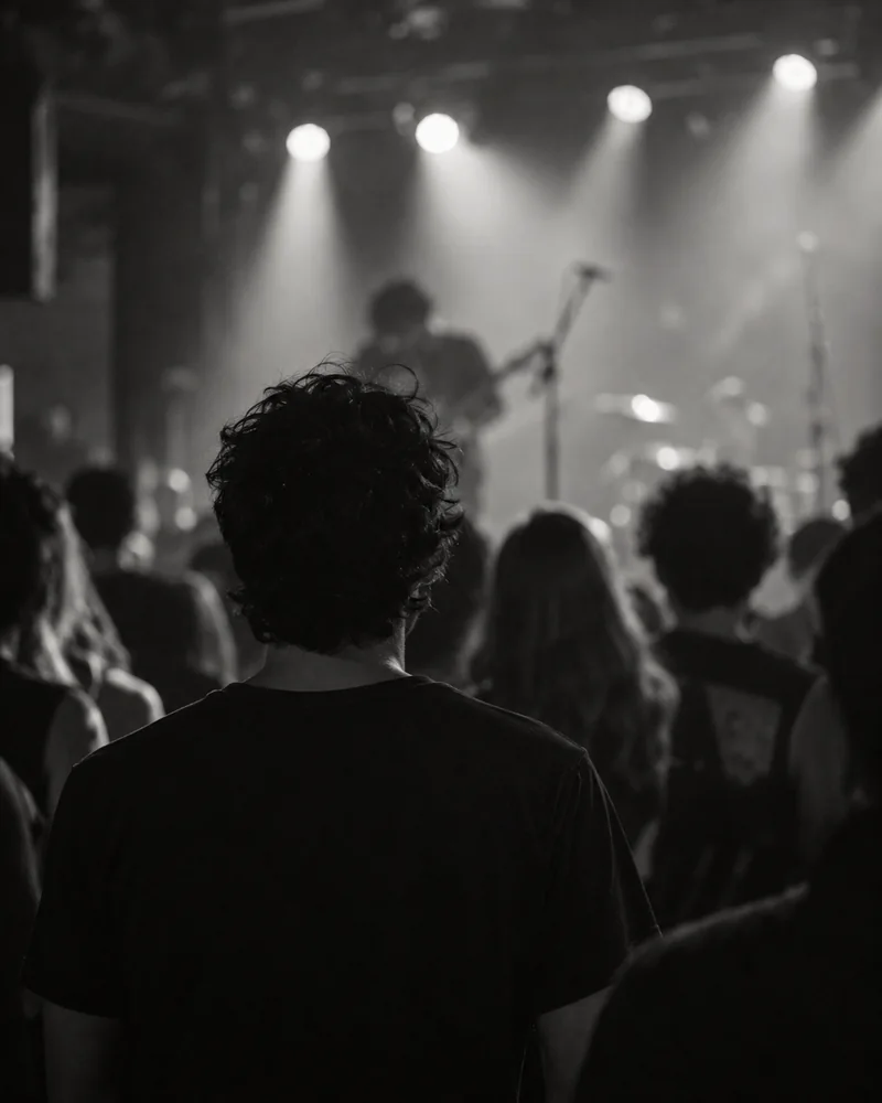 Pessoas reunidas para ouvir música